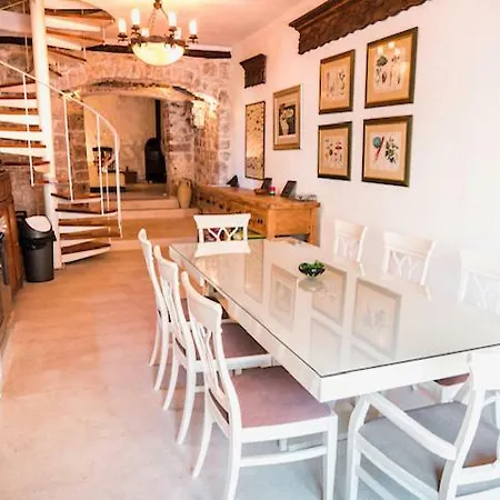 Ferienhaus Luxury Stone House *